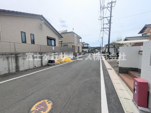 前面道路です