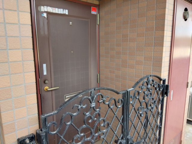 玄関ポーチになっています。プライバシーが守られ防犯面も安心です。