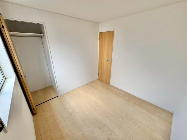 コンパクトで使いやすい洋室です
