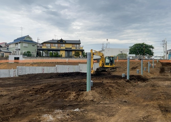 家を建てる場合、方位は要チェックです。現実的に日当たりのよい家ならばリビングは南側、建築基準法でも北側に当たる家への配慮は求められています。土地を見学に行く際は、方位磁針を持って行くようにしましょう。