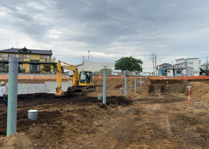 土地の前の道路に消火栓が設置されていることがあります。この場合、道路交通法第45条第1項により、駐車禁止の場所が指定されています。そのため、車庫などの駐車スペースをつくることができない場合があります。