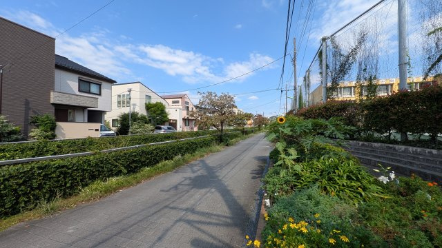 用賀駅方面・上野毛駅方面へ続く、緑豊かな散歩道。草花を眺めながら歩くひとときが、毎日の暮らしに彩りを添えます。
