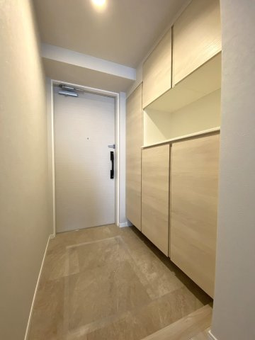 お家の顔となる玄関スペースです。落ち着きのあるデザインで住まいの清潔感を演出します。シューズボックスを備えており、ご家族全員の靴をすっきりと収納して綺麗な玄関を保つことができます。