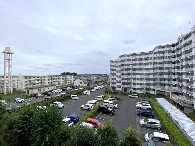 バルコニーからの眺望です。周囲に遮るものがなく開放的な景色が広がります。陽当りや通風にも恵まれており、澄み渡る青空を眺めながら毎日爽やかな気分で過ごすことができる魅力的なロケーションです。