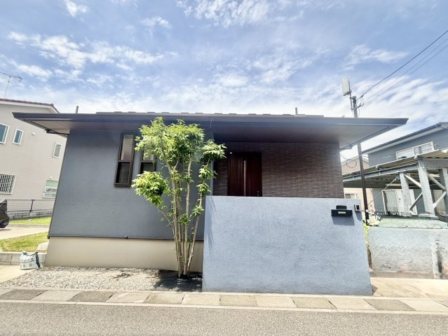 南東側協定道路のため陽当り良好！広々とした敷地約73坪・南西側には陽当り良好なお庭付き！2(3)LDK・フリースペース付きの平屋建！水回りの集中した家事ラク動線です！駐車スペース2台可(車種による)！