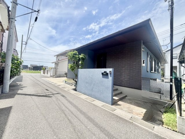 南東側協定道路のため陽当り良好！広々とした敷地約73坪・南西側には陽当り良好なお庭付き！2(3)LDK・フリースペース付きの平屋建！水回りの集中した家事ラク動線です！駐車スペース2台可(車種による)！