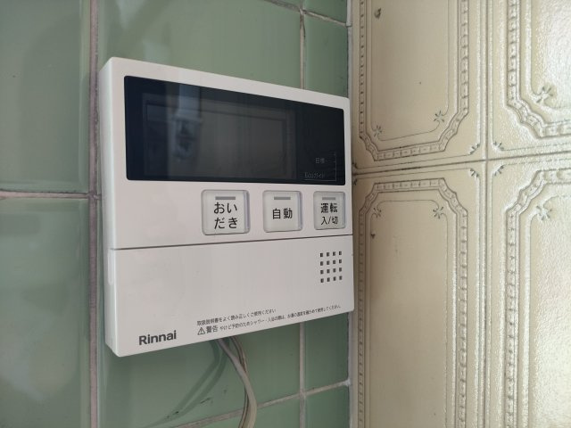 【給湯パネル】　ワンタッチで操作できる給湯パネル付き。