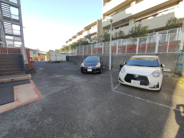 駐車場　月額12、000円