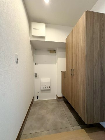 玄関ドアは防犯性に配慮したダブルロックを採用し、シューズボックス付きで玄関まわりをすっきりと保てます