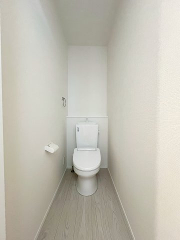 トイレは1・2階にあり、温水洗浄便座付きで年中快適にご使用いただけます。