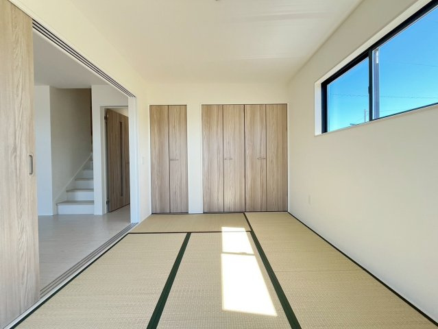 畳が心地よい落ち着く空間の和室。寝室として、家事室としてよく使われています。