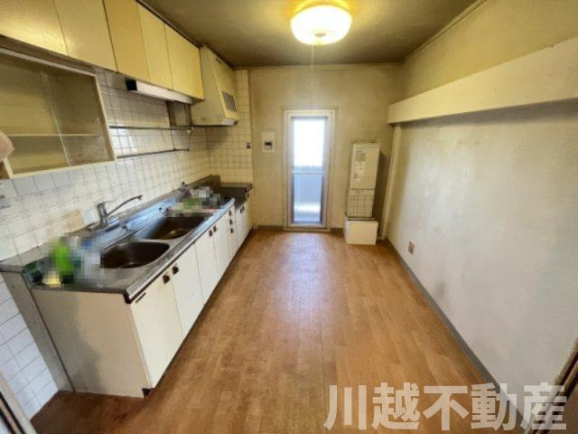 ダイニングの奥には4.9帖大の板張りのキッチン