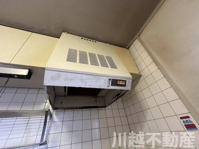 大型のレンジフードを採用