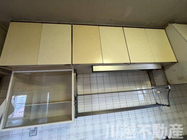 吊り戸に水切り棚、コップ入れがある使いやすいキッチン