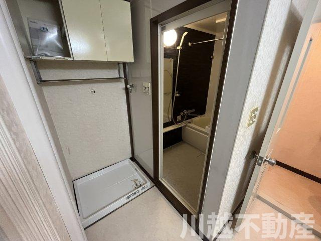 吊り戸棚に防水パンが用意されたランドリースペース