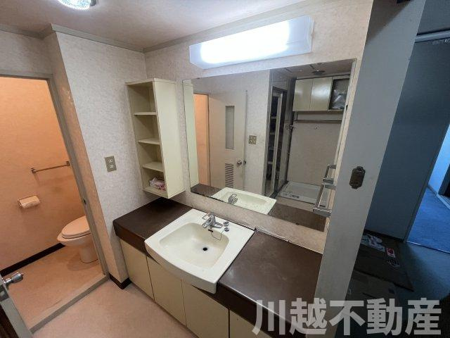 ワイドな幅の洗面台、大きな鏡のため2人同時に使える広さです