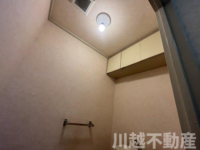 トイレ内にも吊り戸棚があるので便利