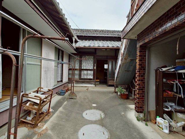 作業スペースや作業工具の搬入にも活用しやすい中庭です。