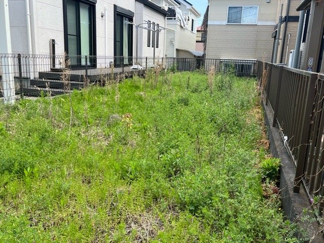 土地の形が極端に長細かったり、狭小地、あるいは道路との高低差がある傾斜地だった場合、後々売ろうとしても買い手がつかない場合もあります。後々、売却することになった時に価値の下がらない土地を選びましょう。