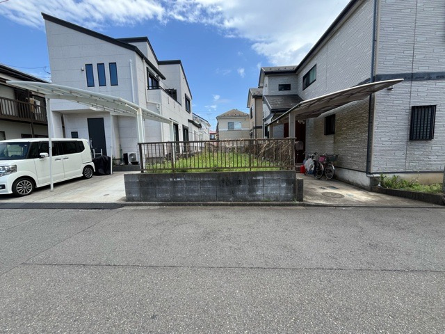 土地の面積＝住宅面積ではありません。建ぺい率の問題などで、土地のある場所によって住宅を建てられる面積は限られています。高さもしかり、「土地」という言葉の中には、建築条件も含まれると考えておきましょう。