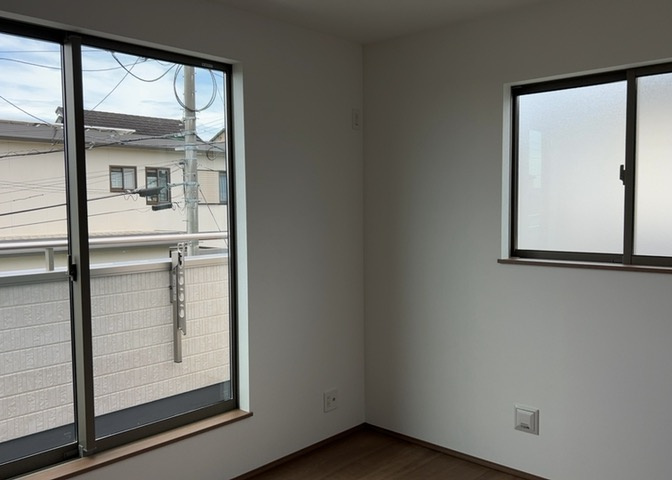 寝室でゆっくりと過ごすためにはベッド周りの適度な空間を担保することや窓の位置、照明の明るさ、寝室の広さなどを考える必要があります。自身や家族の構成とライフスタイルに併せて寝室にする部屋を選びましょう！