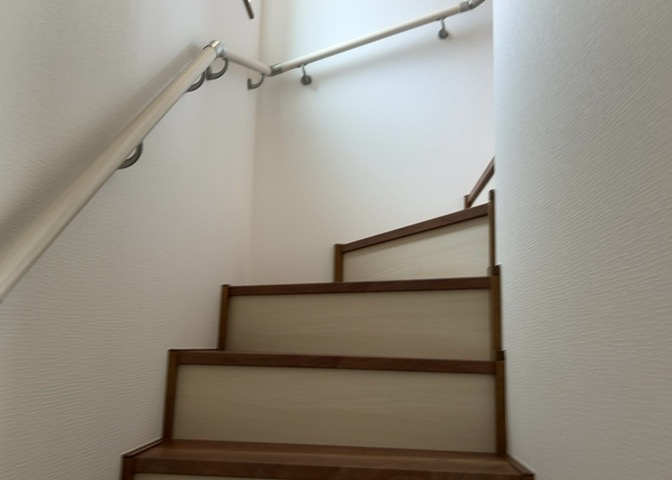 建物の上下階の通路である階段は、その位置によって動線や室内の印象が大きく左右されます。手摺にも重要な役割があり、転倒の防止・歩行や動作を円滑にして日常生活を支えることを主な目的として設置されています。