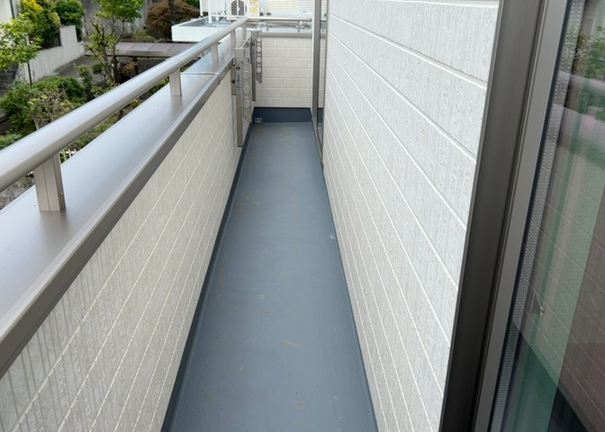 バルコニーは、室外の専用スペースのうち、「屋根がなく開放された空間」であるものを指します。ベランダより広いタイプのものが多く、日当たりもよいため家庭菜園などを楽しみたい人にとって適した環境となります。