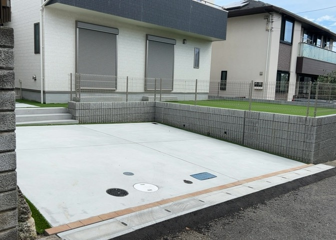 駐車場と明記されていても、最小スペースでつくられた駐車場だと大型車は駐車できなかったり、出入りしにくくなったりする可能性があります。お車のサイズと購入したい物件の駐車場のサイズを現地で確認しましょう。
