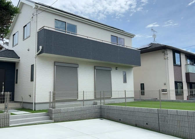 住宅用の土地では前面道路に2m以上接していなければならないと法律で定められています。しかし、お持ちの車のサイズやライフスタイルなどにより、2mでは利便が悪い場合もございますので、事前に確認しましょう。