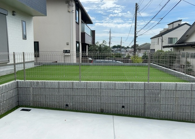 庭があることでガーデニングや家庭菜園はもちろん、こどもの遊び場やペットを放して遊ぶことができます。また、家の周囲に余裕があるということです。隣地との間があれば、十分な日当たりと、風通しが確保できます。