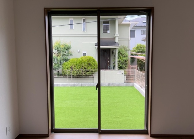 サッシとは、ガラス窓に使用される金属製の窓枠のことです。一般的に住宅建築では、金属製建具工事の段階で備え付けるもので、ガラス類や玄関、バスルームのスチール製のドアなどと同じタイミングで工事を行います。