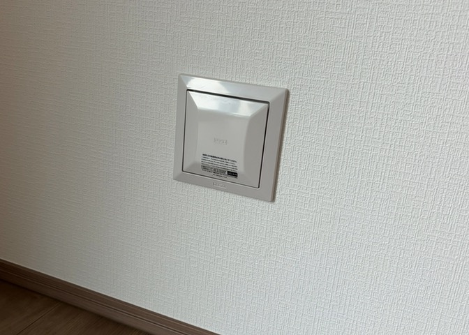 1日中建物内の換気が行われるように設計された仕組みです。気密性の高い住宅は、家に籠った空気でシックハウス症候群になる可能性がありますが、24時間換気システムであれば計画的な換気で対策が可能です。