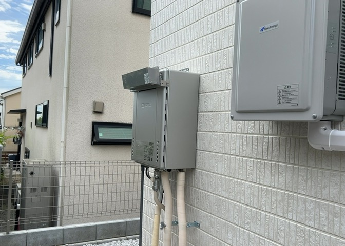 省エネ給湯器とは従来型の給湯器より熱効率が高く、少ない燃料でたくさんのお湯を沸かすことが出来る高効率な給湯器のことを指します。また、省エネ給湯器には種類があり、利便性や効果なども様々です。