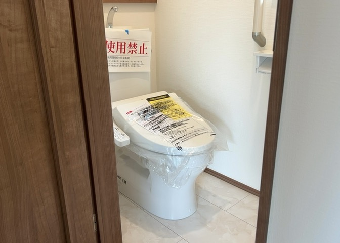 トイレは大きさや形、機能、抗菌性などが異なる多種多彩なタイプが各メーカーから出ています。それぞれに良さがあるため、事前にどういったタイプのトイレがいいのかをご家庭内で決めて、内見に行くといいでしょう。
