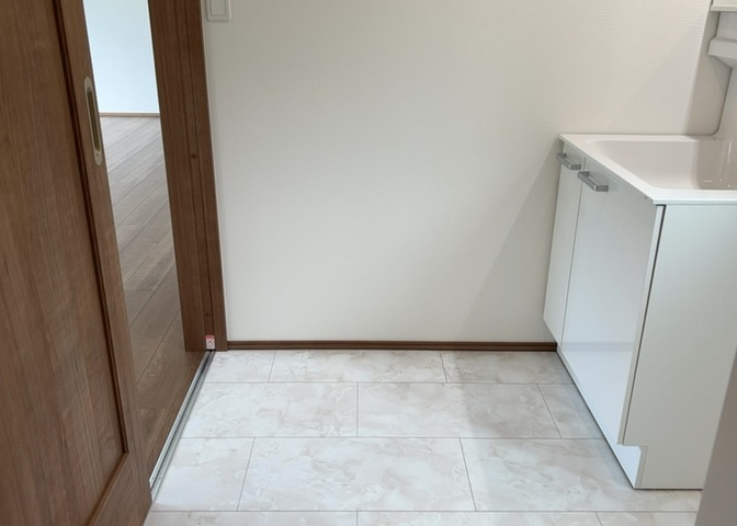 多くの戸建て住宅で見かける洗面脱衣所は、洗面台と洗濯機が2畳ほどのスペースに並べられていて、洗面所が脱衣所を兼ね備えている間取りが一般的です。お客様が利用することもある、パブリックな空間でもあります。