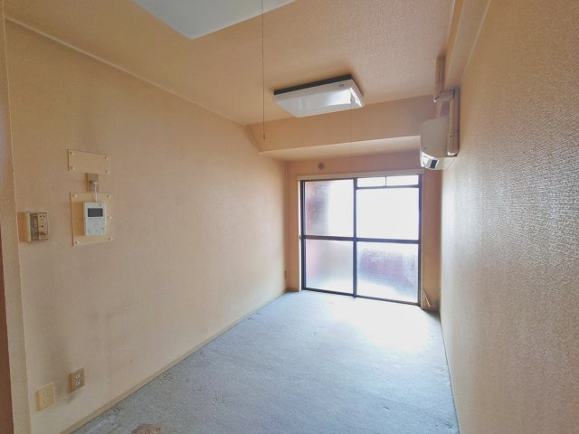 バルコニーに面した開放感ある居室です