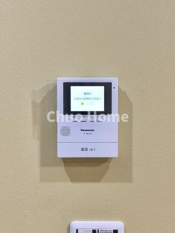 【モニターホン】誰が来たかすぐにわかるカラーモニター付きインターホン。通話ボタンを押すまでは室内の音は漏れていませんので相手を確かめてから応対できます。