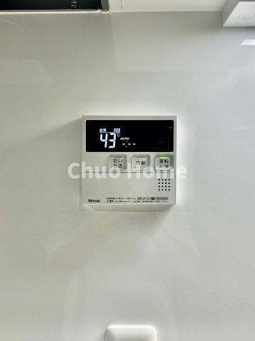 【給湯リモコン】外での一日を忘れさせてくれるオートバス機能でお好みの湯量・温度に調整された浴槽。