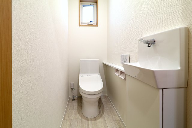 手洗い別の使い勝手の良いトイレです☆