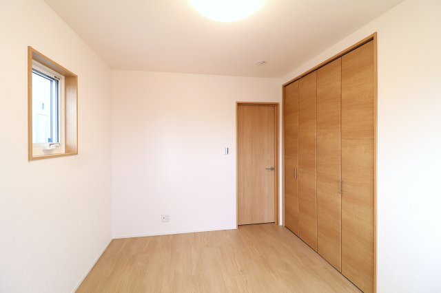 季節物の衣類もスッキリ収納できるウォークインクロゼット☆