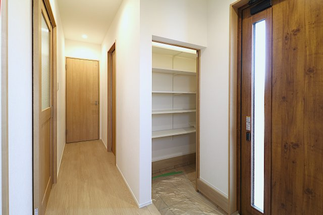 玄関周りをスッキリと保てる土間収納☆