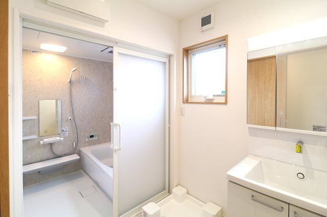 ゆとりの洗面スペースで朝の身支度もスムーズに！！