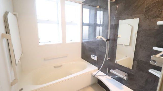 お湯につかりながら、今日の出来事を話す時間。家族のコミュニケーションが自然に生まれる場所です