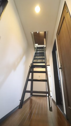 屋根裏収納：季節物や思い出の品までしっかり収まる、住空間をすっきり保てます