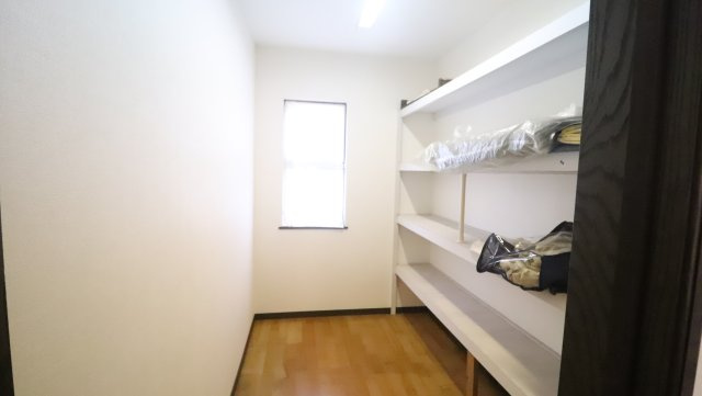 見た目も中身もすっきり整う、大容量のウォークインクローゼット。“あれどこだっけ？”が、なくなる暮らしへ