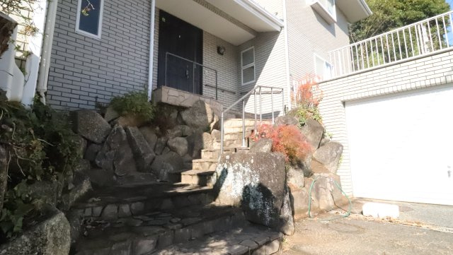 家族を迎え、客人をもてなす。住まいの印象を彩る玄関