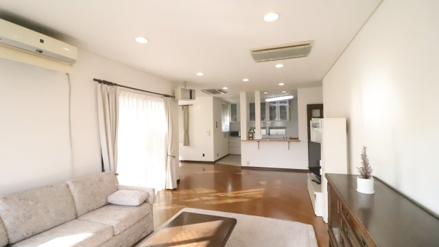 窓から差し込む光が、部屋をやさしく包みこむ。開放感あふれるこの場所は、まるで一日のご褒美のような空間です