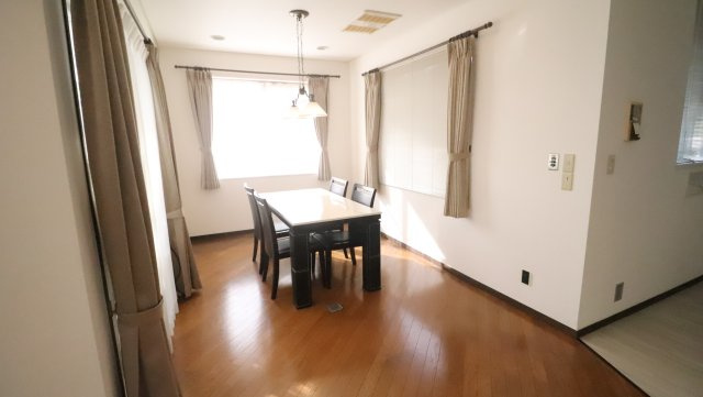 家族が自然と集まり、会話と笑顔が生まれる、明るく開放的なダイニング