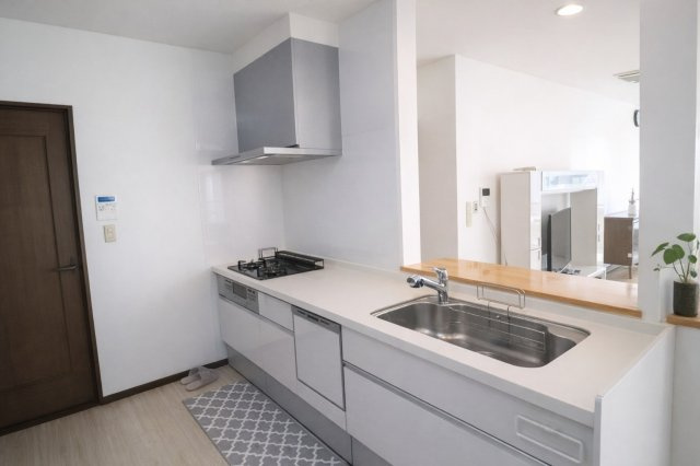 料理をしながら、家族の声が聞こえる。対面キッチンが、暮らしにちょうどいい距離感と、あたたかな時間を運んでくれます