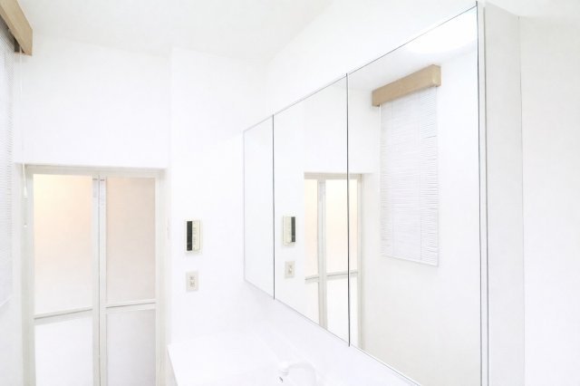 清潔感のあるシンプルなデザインが、空間にすっきりとした美しさを与えてくれる。毎日使う場所だからこそ、上質に